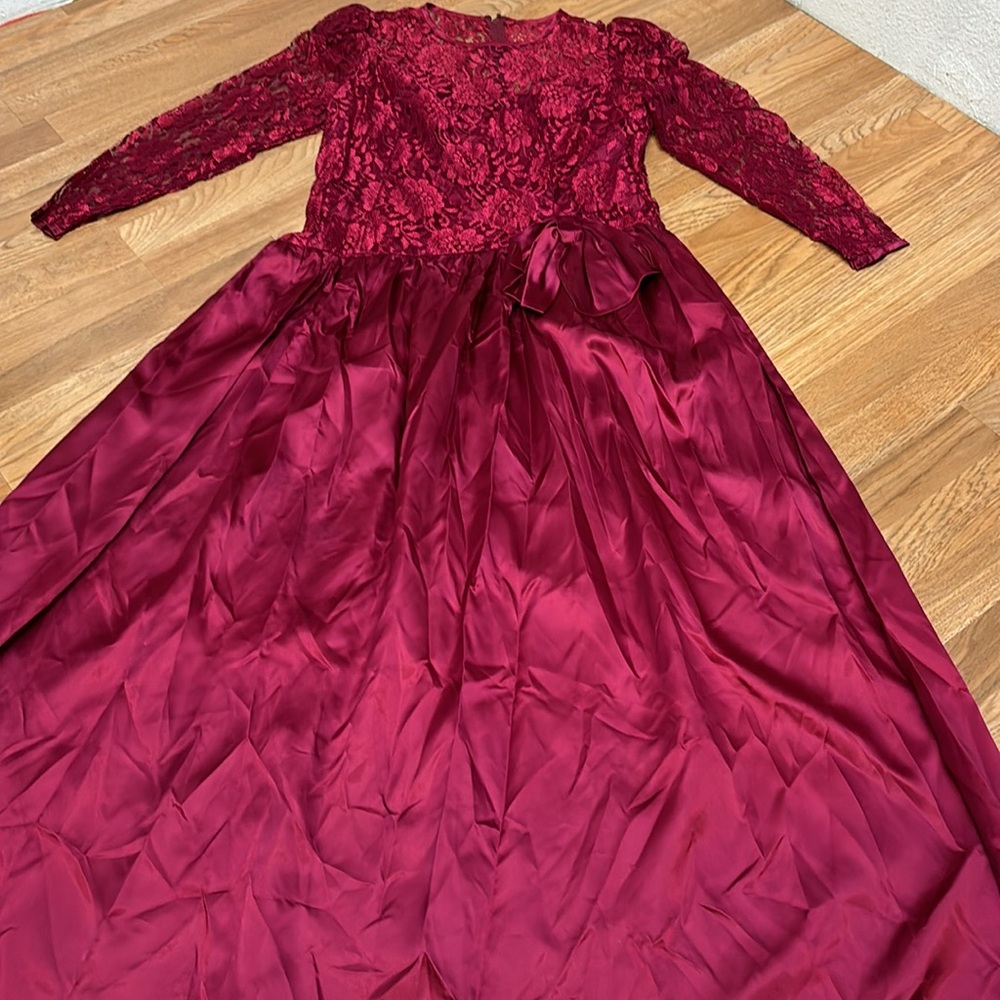 Vintage unbranded luxurious red satin and lace long sleeve maxi gown. Size 18W. - Picture 7 of 17